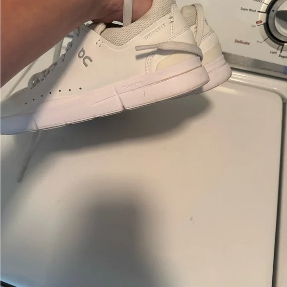 White On Cloud “The Roger” - Picture 5 of 7